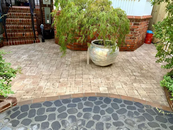 Paver patio with varied coloring